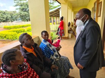 Das Würzburger Partnerbistum Mbinga in Tansania unterhält drei Krankenhäuser und weitere 15 Gesundheitseinrichtungen. Ohne dieses Engagement wären rund eine halbe Million Menschen ohne gesundheitliche Versorgung in erreichbarer Nähe. Das Bild zeigt Bischof John Ndimbo beim Besuch einer Gesundheitseinrichtung am Stadtrand von Mbinga.