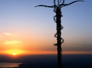 In Jordanien erinnert ein Monument an die von Mose erhöhte Schlange. Mose wurde bekannt als von Gott erwählte Person.