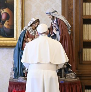 Papst Franziskus steht während des Angelus-Gebets am 6. Januar 2021 im Vatikan vor den Figuren der Heiligen Familie: Maria, Josef und Jesuskind.