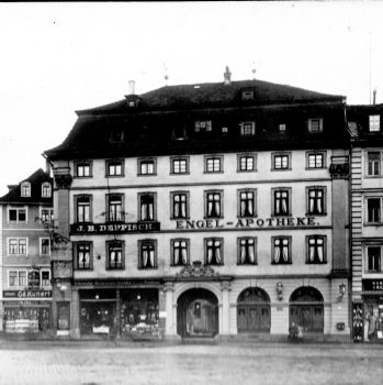Die Engel-Apotheke am Würzburger Marktplatz auf einer historischen Aufnahme von circa 1910/20. In der Apotheke startete Leonhard Oberhäußer die Herstellung der Kneipp-Mittel. Die Apotheke gibt es heute immer noch.