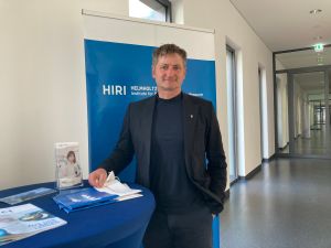 Jörg Vogel ist Biochemiker und Direktor des international besetzten „Helmholtz-Instituts für RNA-basierte Infektionsforschung“ (HIRI).