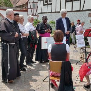 Bei Blasmusik, Speisen und 
Getränken feierten viele Menschen in Böttigheim mit Bischof Charles Kasonde.