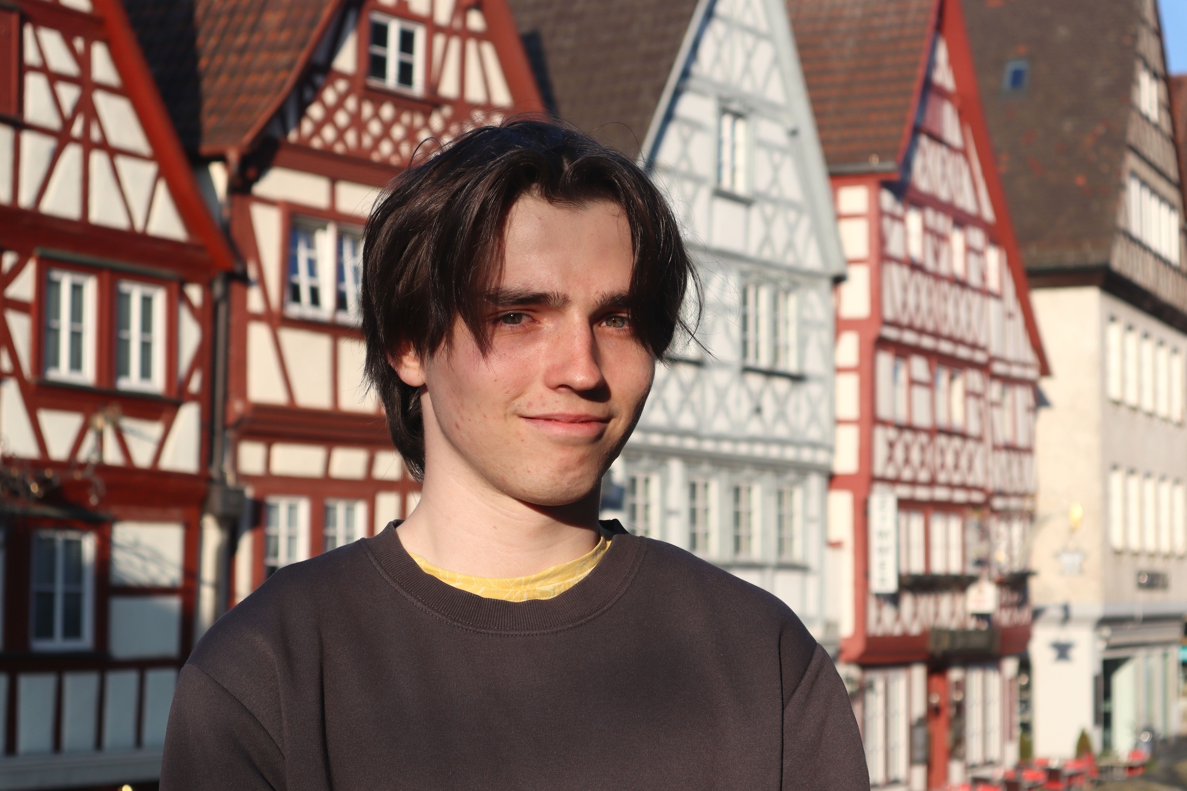 Noah Wirsching vor den Fachwerkhäusern in der Altstadt von Ochsenfurt.