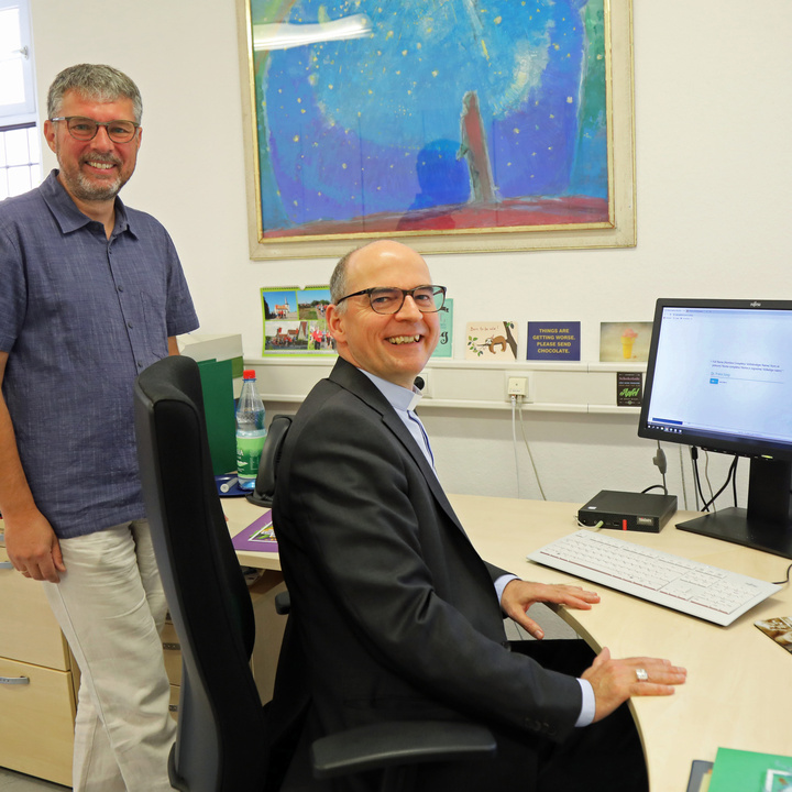Alexander Sitter (links) ist Referent der Diözesanstelle Weltkirche des Bistums Würzburg. Das Foto zeigt ihn mit Bischof Dr. Franz Jung bei der Unterzeichnung einer Online-Petition für ein sogenanntes Lieferkettengesetz.