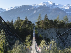 Brücke mit Gebetsfahnen