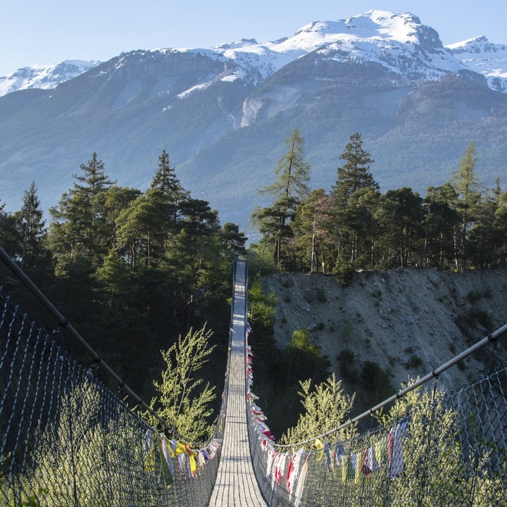 Brücke mit Gebetsfahnen