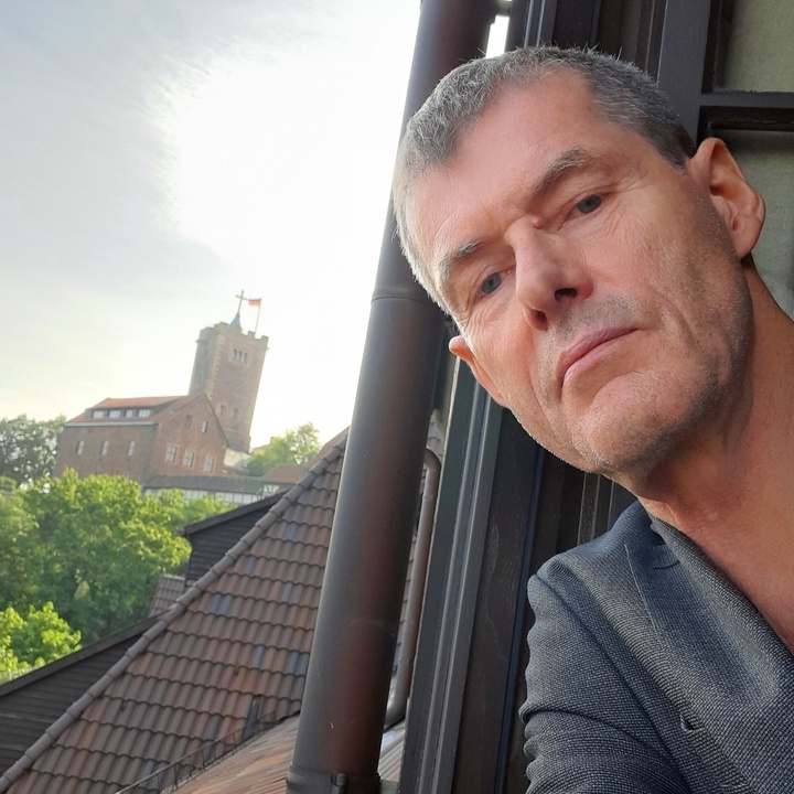 Uwe Kolbe vor der Wartburg