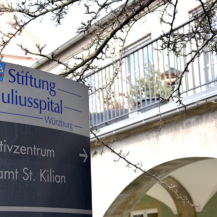 Das Schild weist den Weg zur Palliativstation des Juliusspitals in Würzburg.