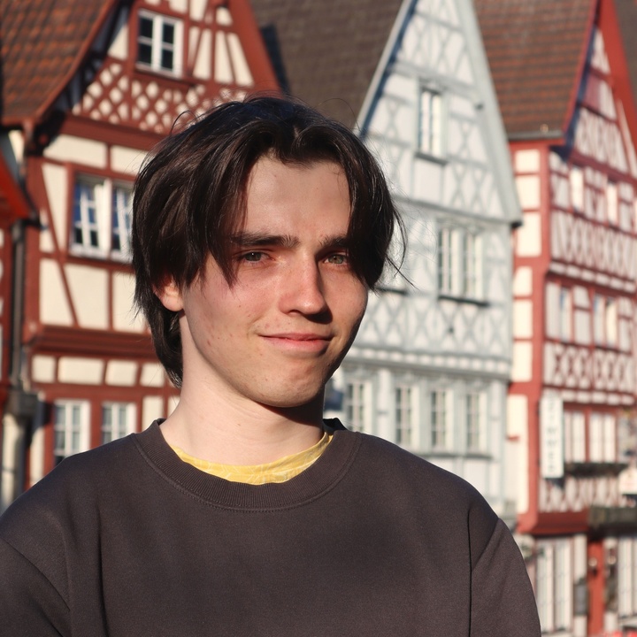 Noah Wirsching vor den Fachwerkhäusern in der Altstadt von Ochsenfurt.