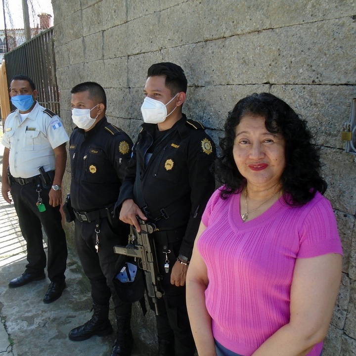 Richterin Yassmin Barrios mit Personenschü̈tzern