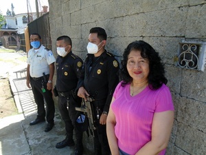 Richterin Yassmin Barrios mit Personenschü̈tzern
