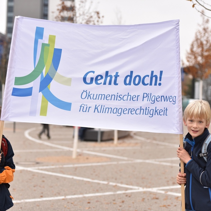 Kinder mit einem Transparent des Klimapilgerwegs