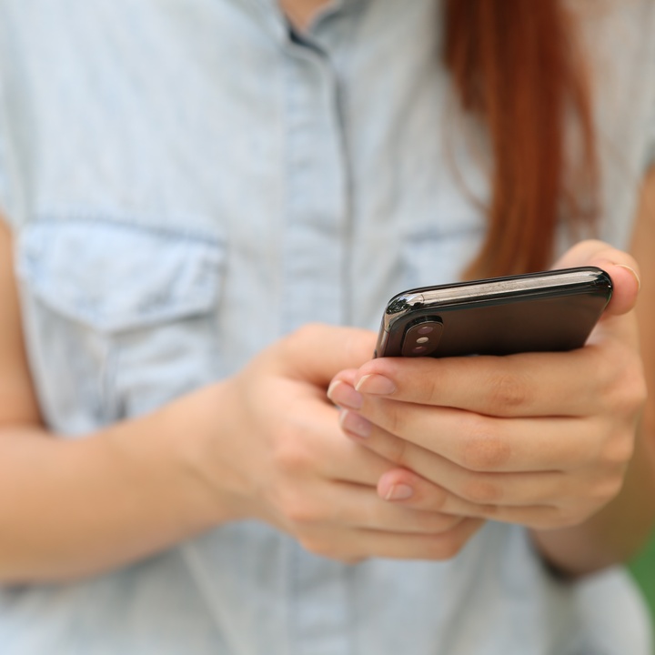 Frau mit Smartphone